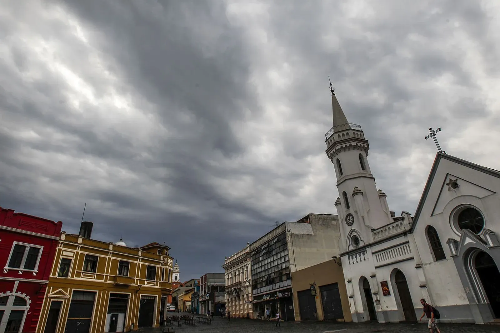 Paraná entra em alerta para tempestades no início desta semana; veja regiões afetadas