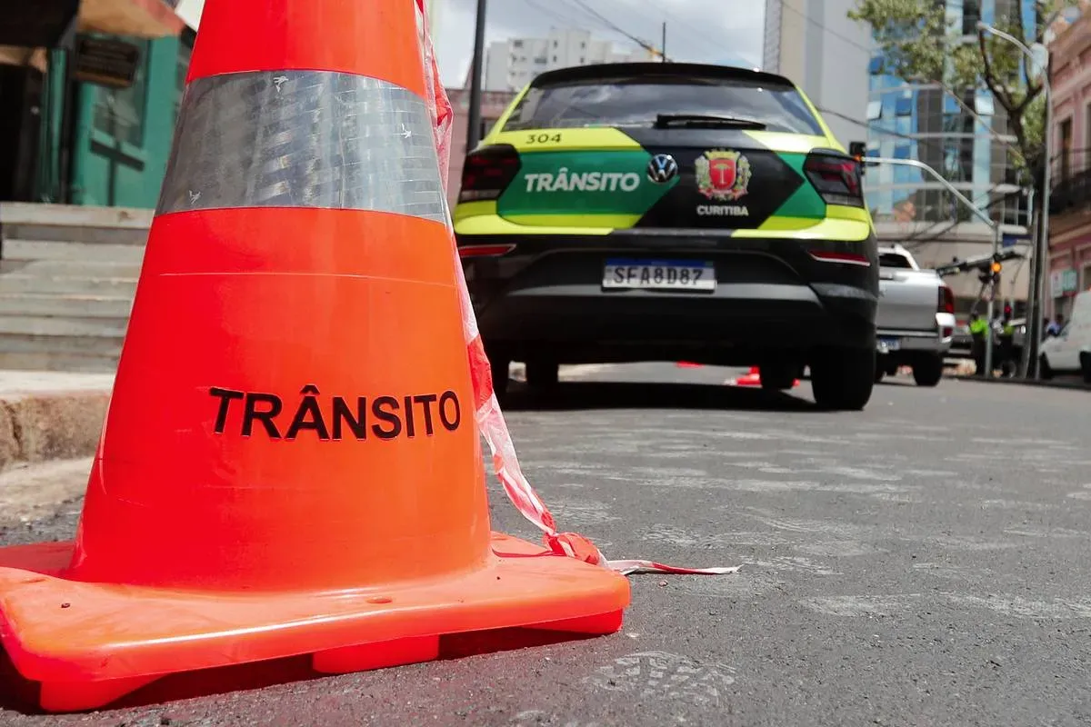 Árvore caída bloqueia rua no Fazendinha e obras do Novo Inter 2 trazem novas interdições em Curitiba