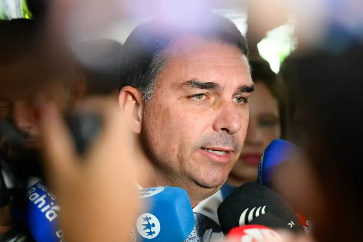 Flávio Bolsonaro lidera primeiro turno com 47% e enfrenta Lula no segundo turno