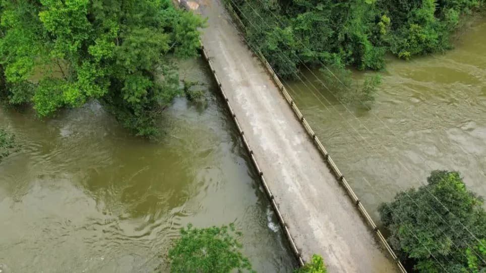Copel abre comportas de usina e força interdição de ponte sobre o Rio Capivari