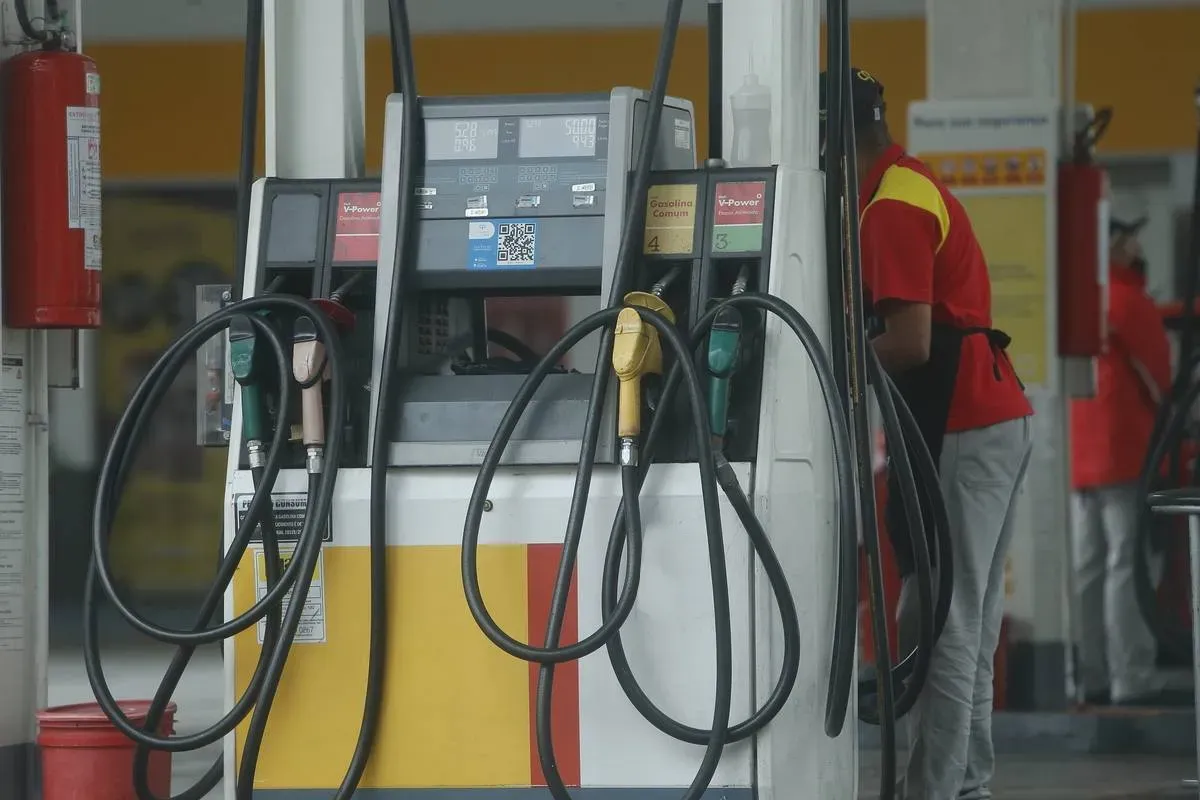 Diesel sobe R$ 1 nas refinarias, mas subsídio do governo anula reajuste ao consumidor