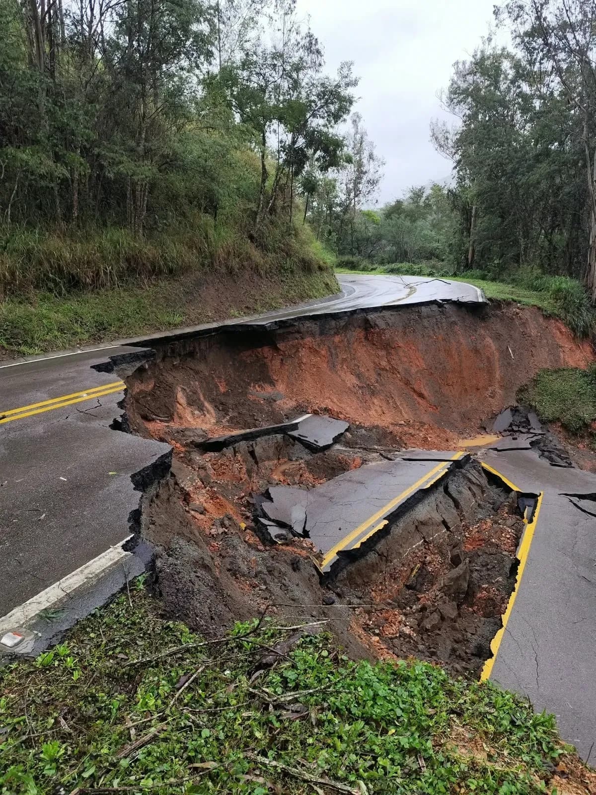 BR-476 é interditada após queda de barreira em Tunas do Paraná e colapso do asfalto em Adrianópolis