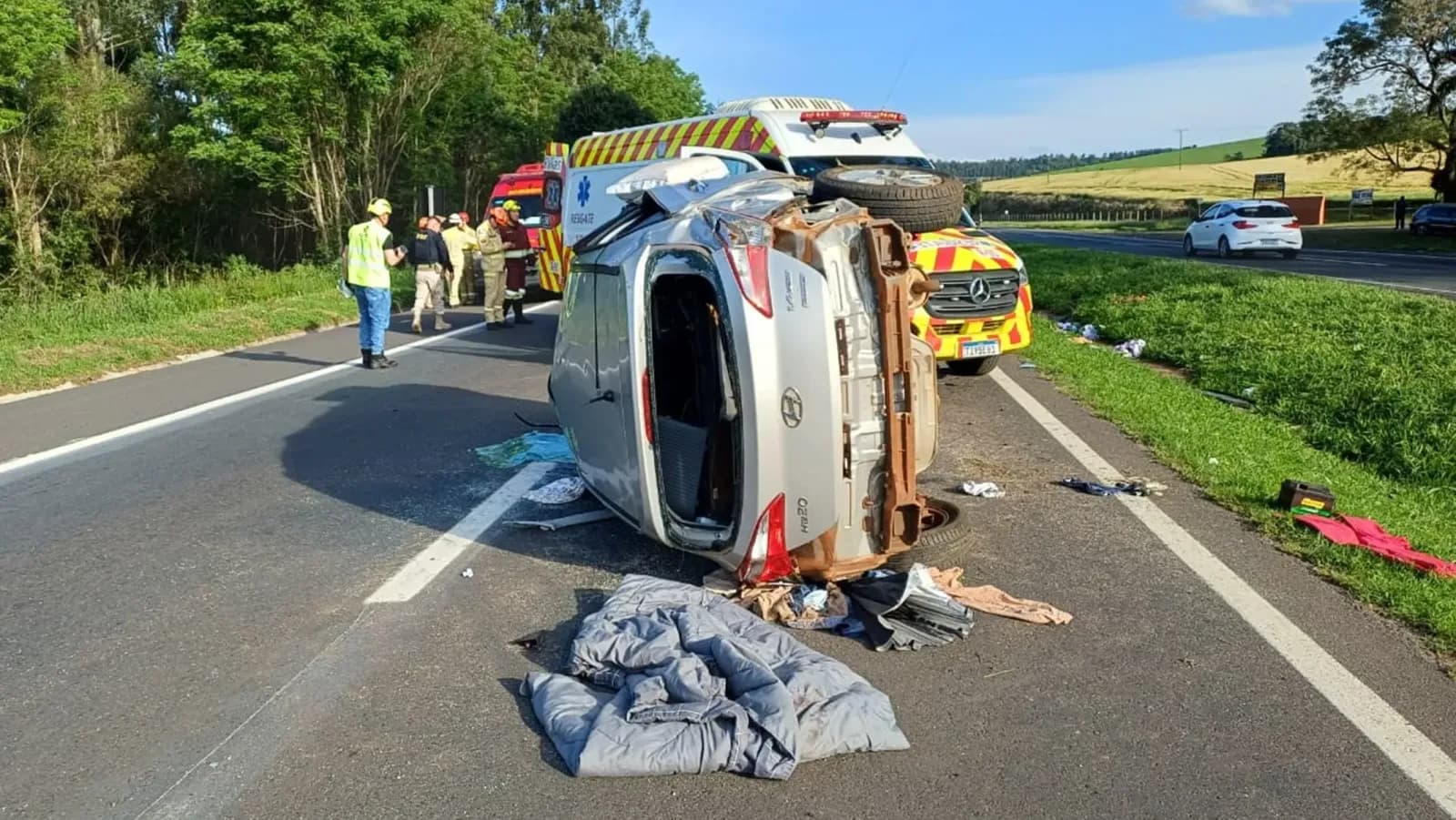 Carro bate contra placa na BR-376 e passageira fica gravemente ferida
