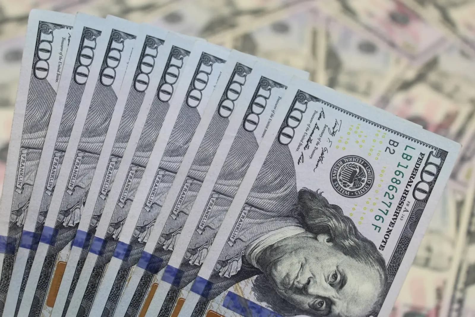 Dólar cai para R$ 5,01 e bolsa sobe com entrada de capital estrangeiro
