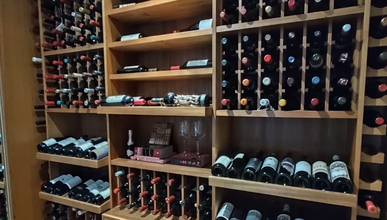Operação no Paraná mira grupo suspeito de vender vinhos argentinos ilegais