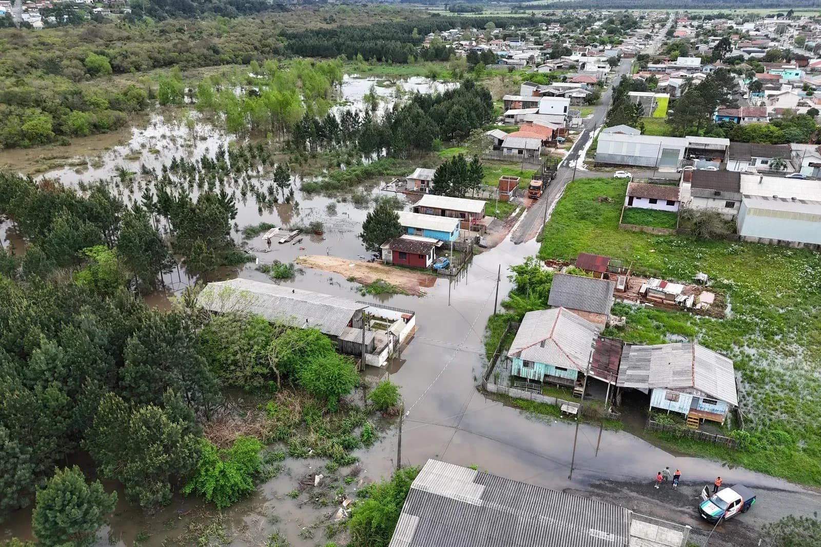 Temporais e tornados deixam 2 mil desalojados e 362 desabrigados no Paraná