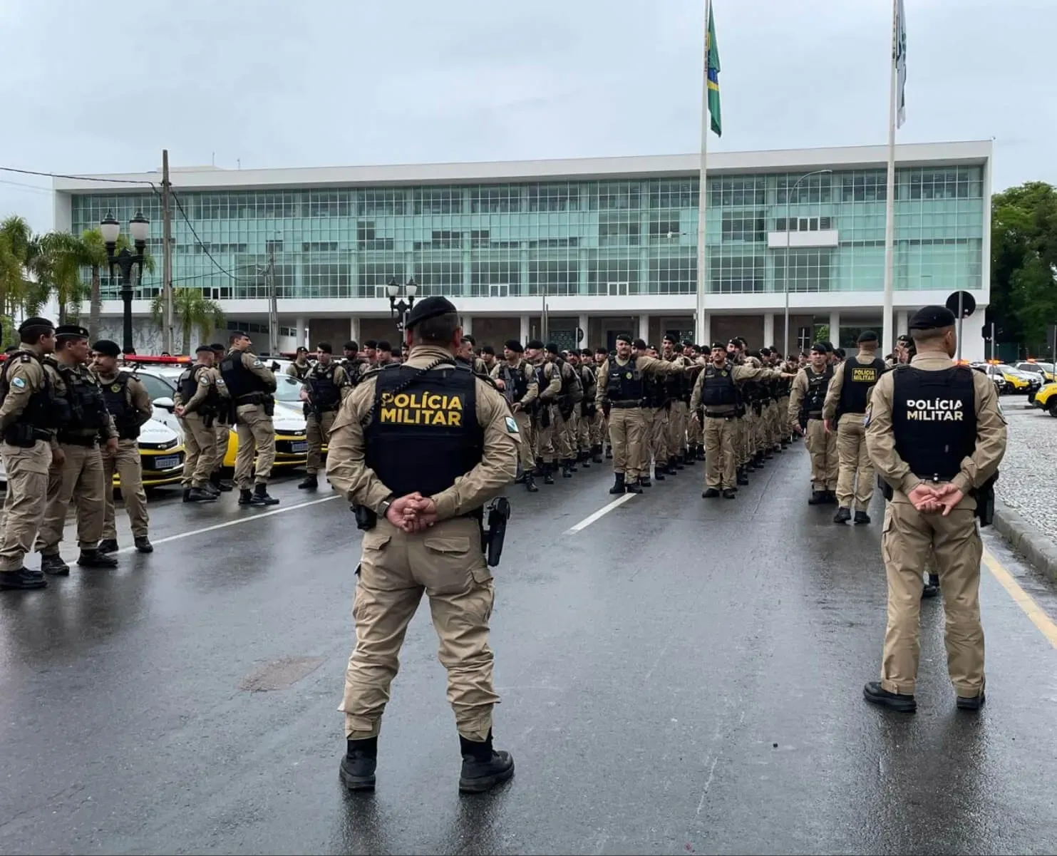 Operação da PM reúne 100 viaturas para reforçar policiamento em Curitiba