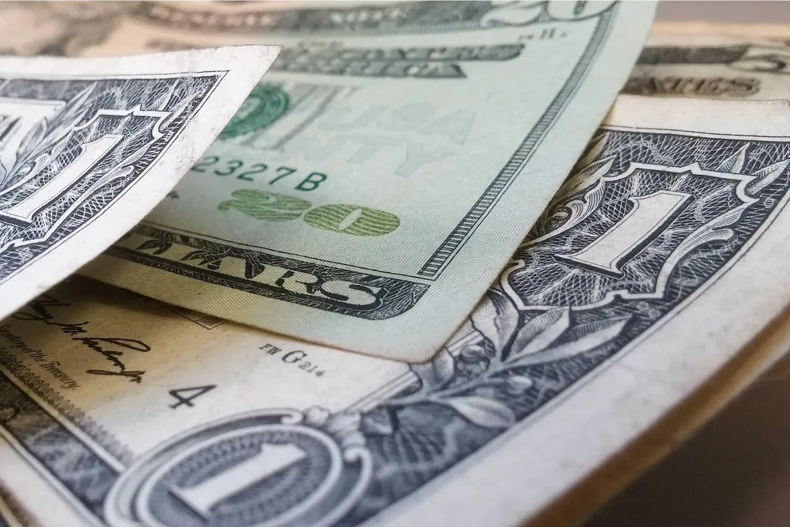 Dólar sobe quase 1% e fecha a R$ 5,22 com tensão no Oriente Médio