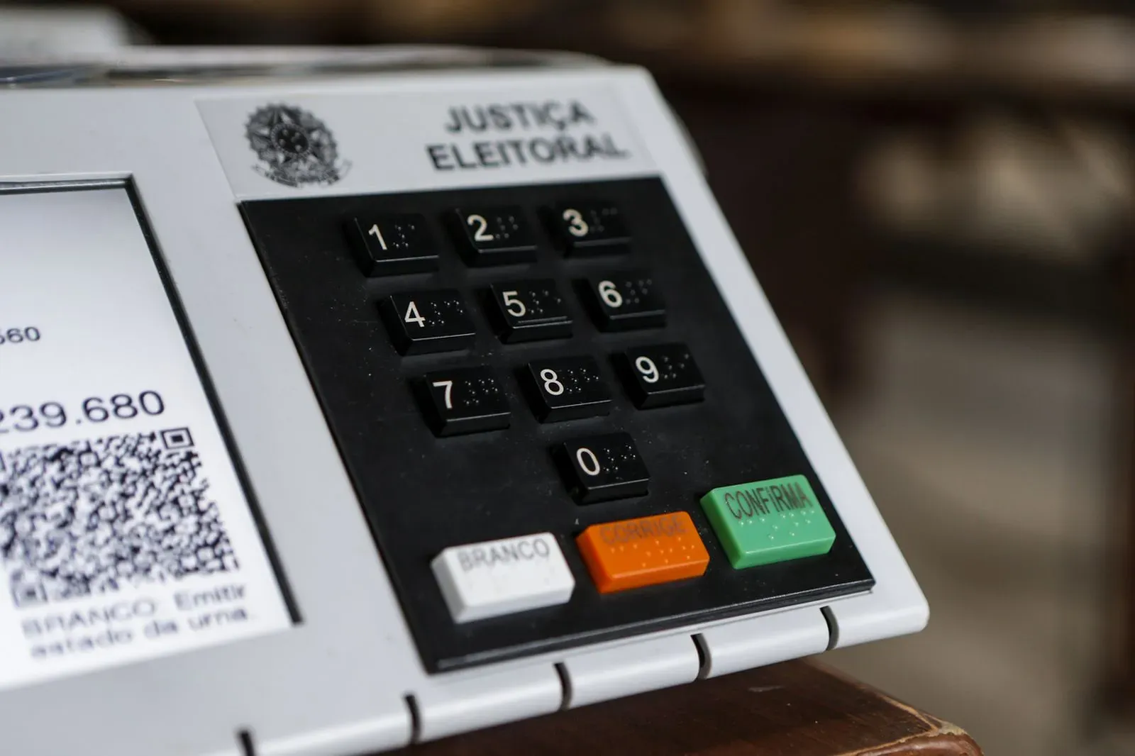 TRE-PR leva urna eletrônica para eleitores treinarem o voto na Grande Curitiba antes das Eleições 2026