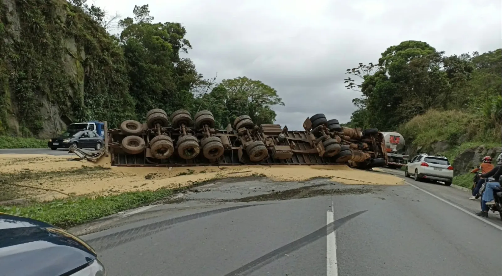 Caminhão carregado de soja tomba e interdita a BR-277 no sentido Litoral
