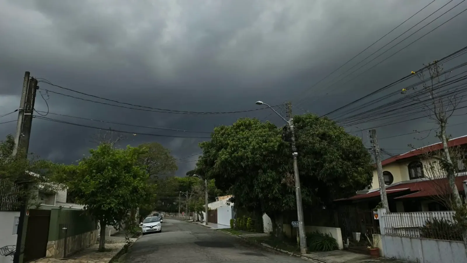 Temporal com granizo atinge Curitiba e região nesta sexta-feira