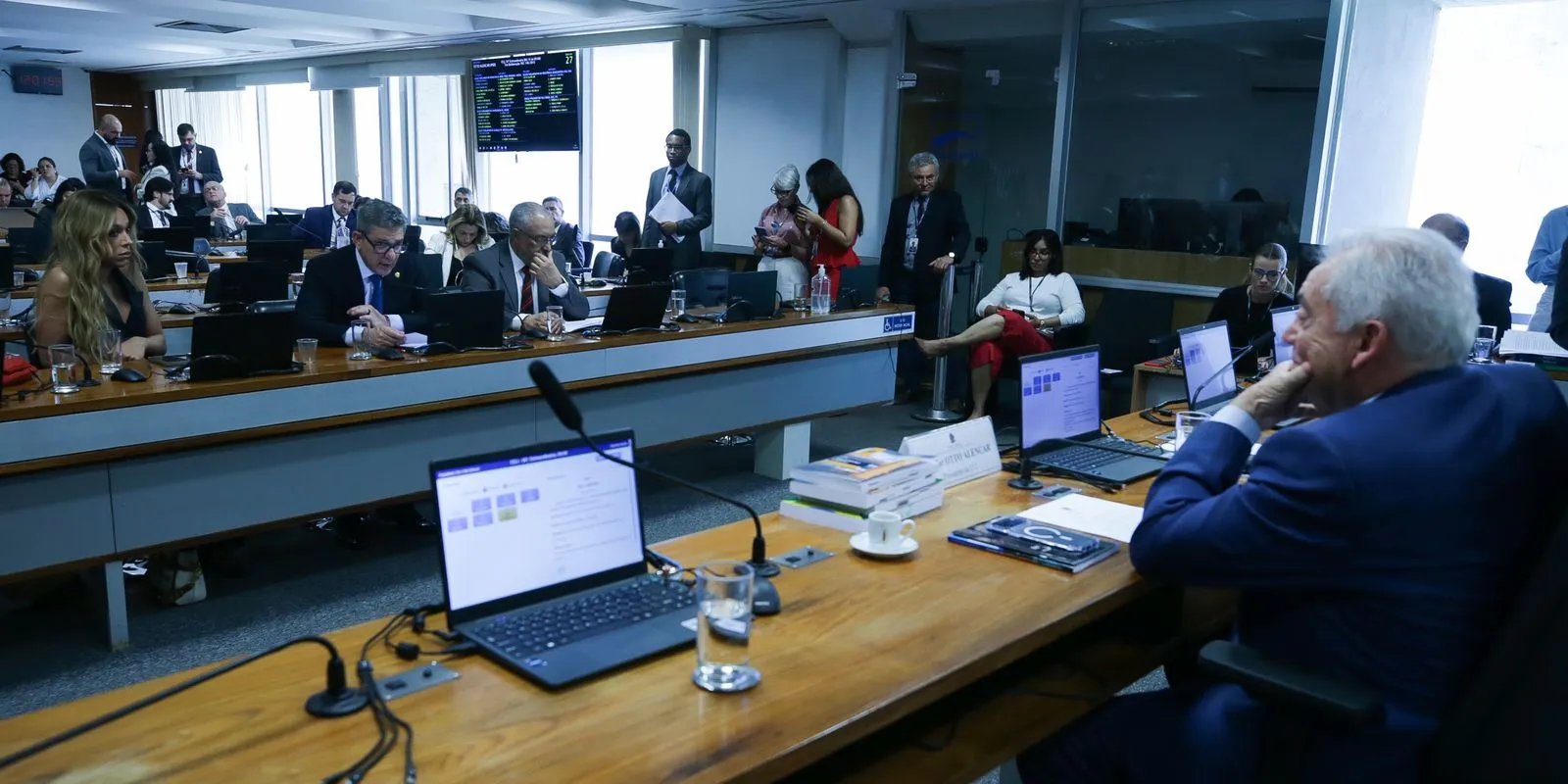 Senadores definem nesta semana o ritmo de tramitação da PEC que extingue a escala 6x1