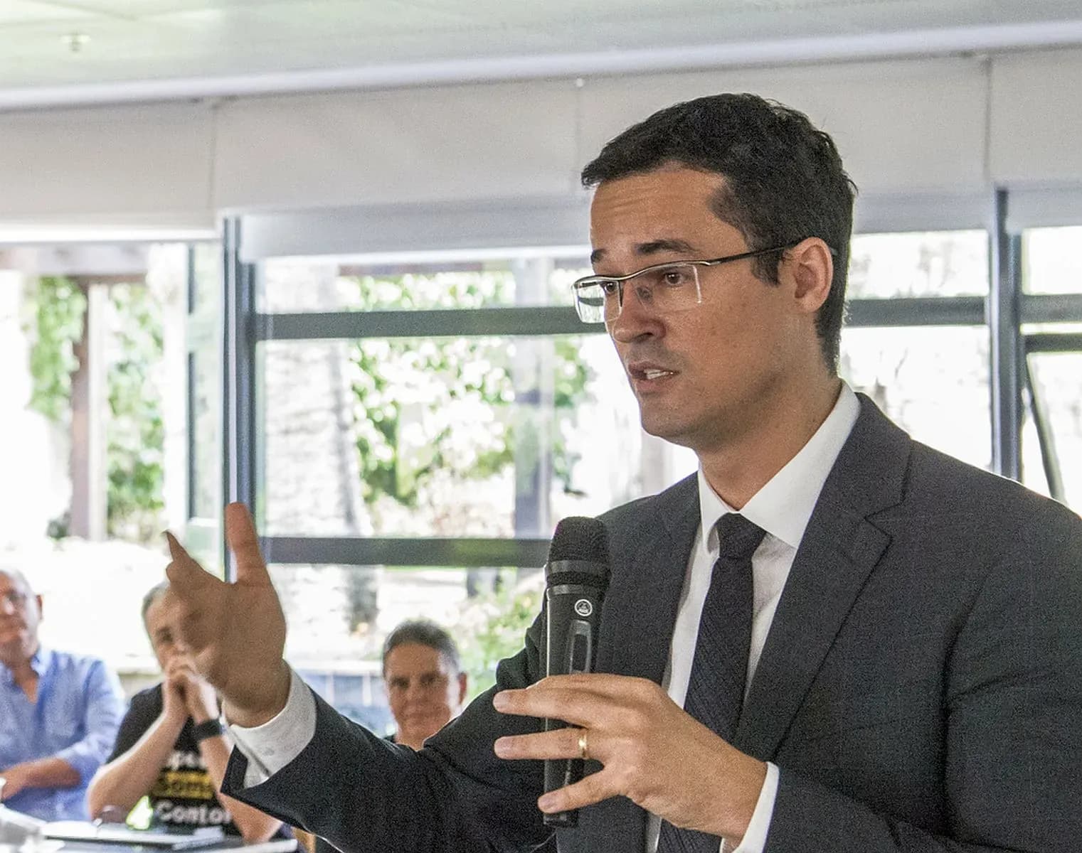 Adversários comentam suspensão da campanha de Deltan Dallagnol ao Senado pelo Paraná