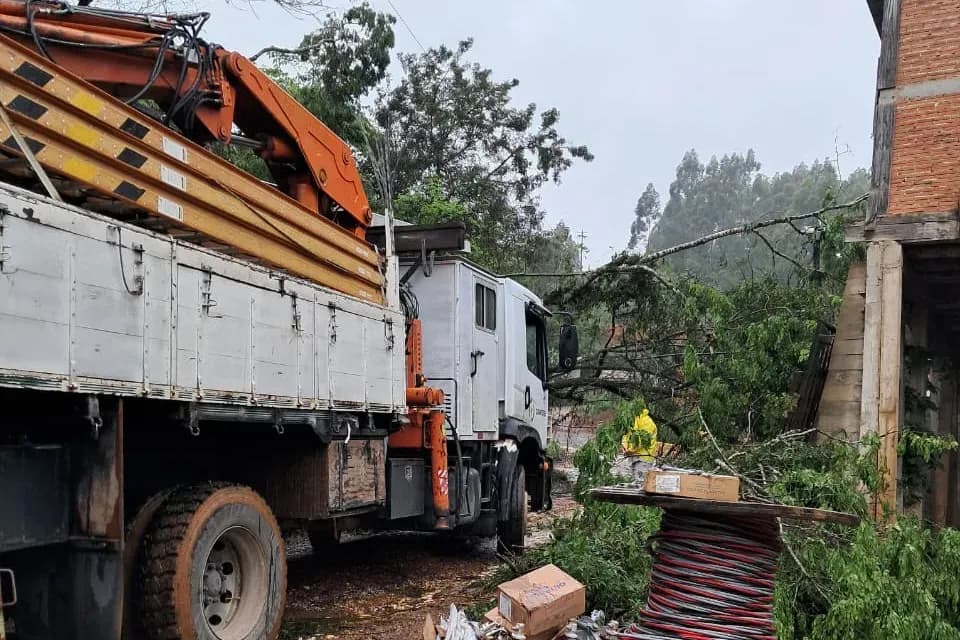 Tempestades atingem 59 municípios, deixam milhares de desalojados e travam rodovias no Paraná