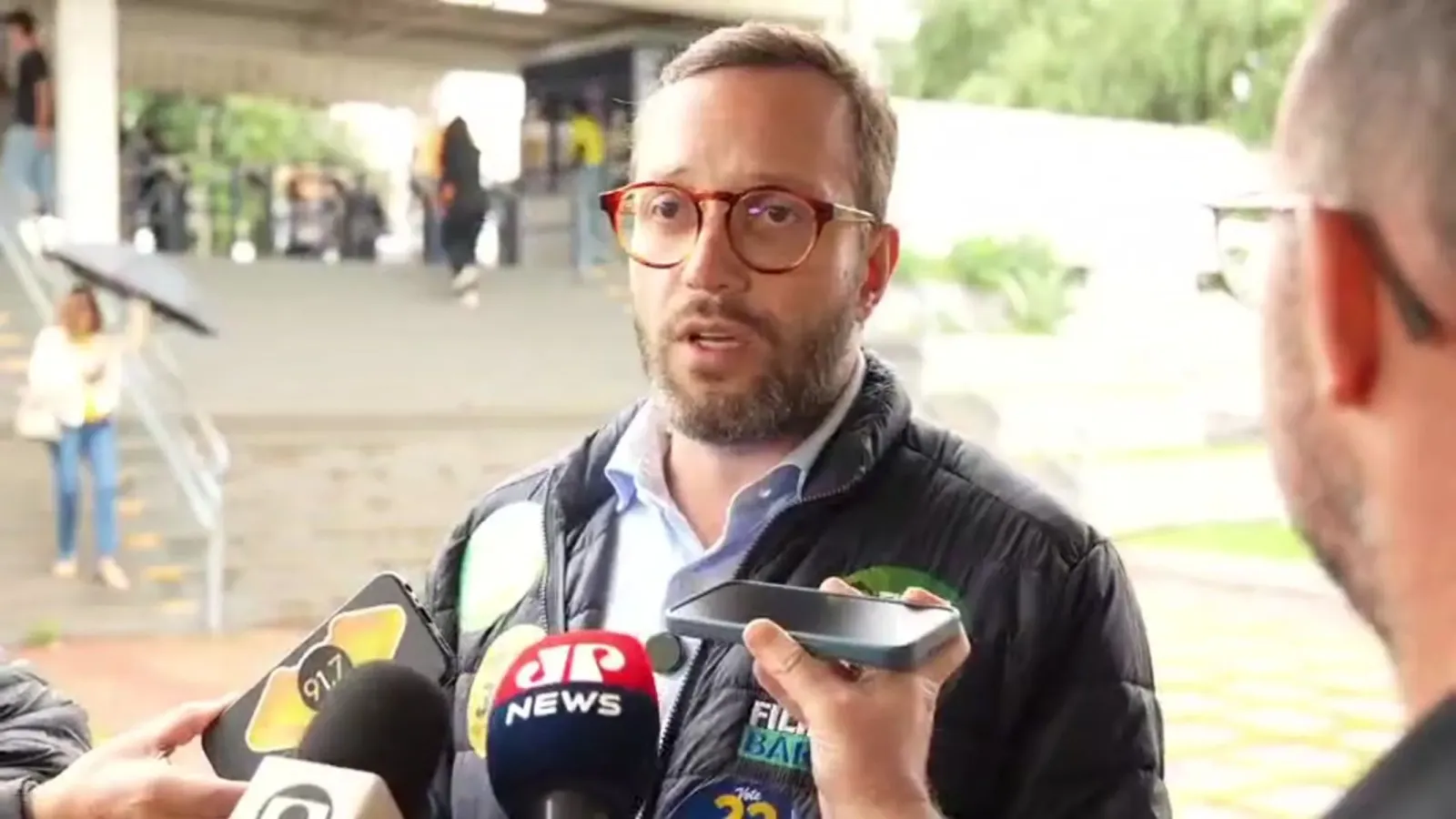 Filipe Barros vota em Londrina e defende mudança na indicação de ministros do STF
