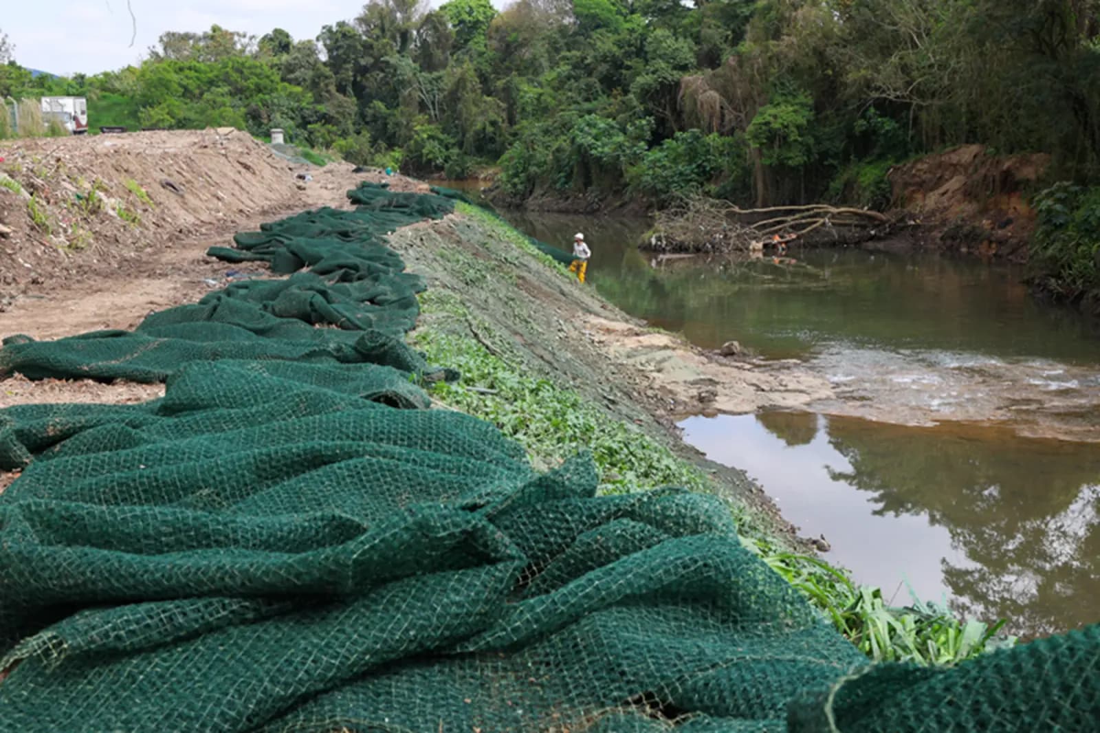Jato de sementes e fertilizantes: Curitiba testa nova forma de conter erosão nos rios